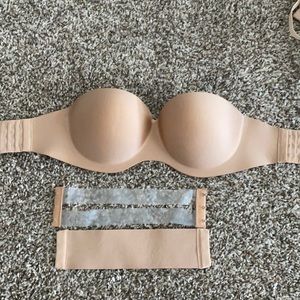 Strapless bra, with 2 back straps, clear and nude.